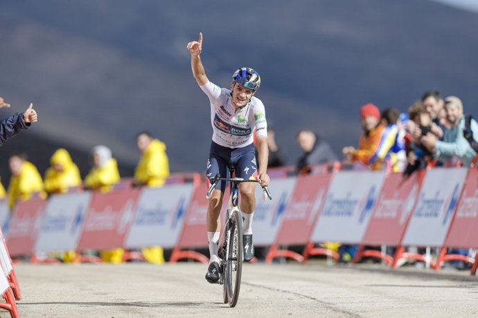 El ciclista italiano Giulio Pellizzari (Red Bull Bora) celebrando la victoria en la etapa 17 de La Vuelta 2025.