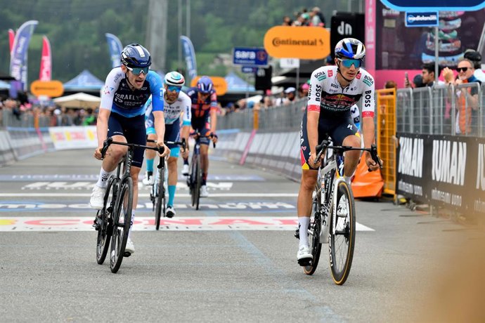 Archivo - Derek Gee da Israel - Premier Tech e Giulio Pellizzari da Red Bull-Bora-Hansgrohe durante o Giro d'Italia 2025, Tour of Italy, Etapa 17, San Michele all'Adige -Bormio (155 Km) em 28 de maio de 2025 em Bormio, Itália - Foto Davide Vaninetti / Liv