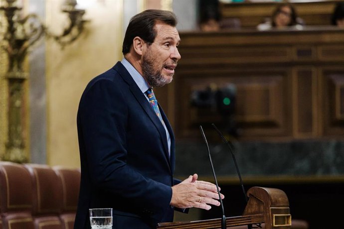 El ministro de Transportes y Movilidad Sostenible, Óscar Puente, interviene durante un pleno en el Congreso de los Diputados.