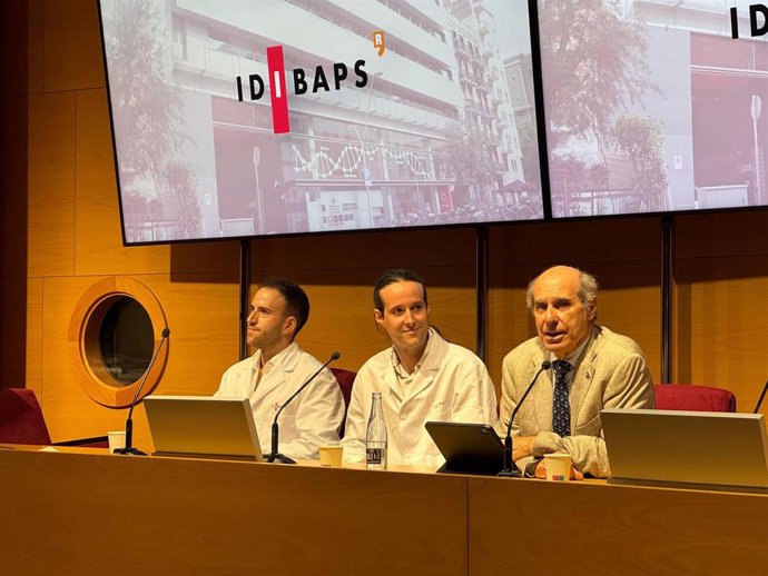De izda a dcha.: Uno de los primeros autores del estudio, Martí Duran-Ferrer; el investigador Icrea y jefe de Epigenómica Biomédica del Idibaps, Iñaki Martín-Subero; y el presidente de la AECC Barcelona, Laureano Molins