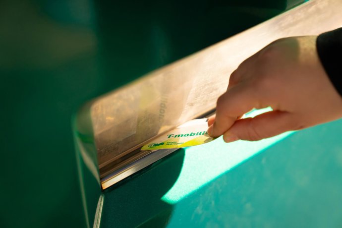 Archivo - Una targeta del sistema sin contacto T-mobilitat.