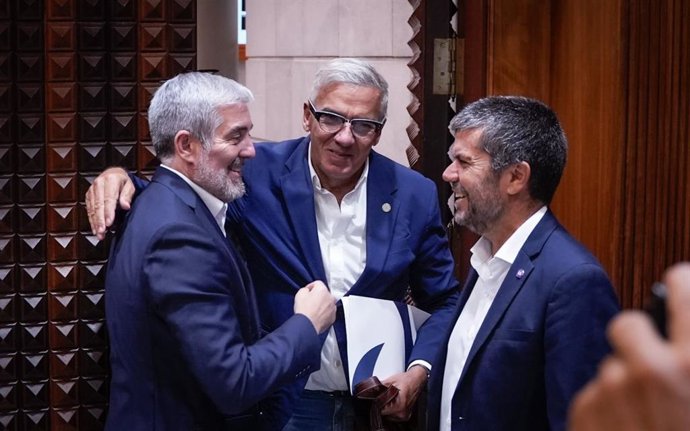 El presidente de Canarias, Fernando Clavijo, con los rectores de la ULPGC y la ULL, Lluis Serra y Francisco García, respectivamente