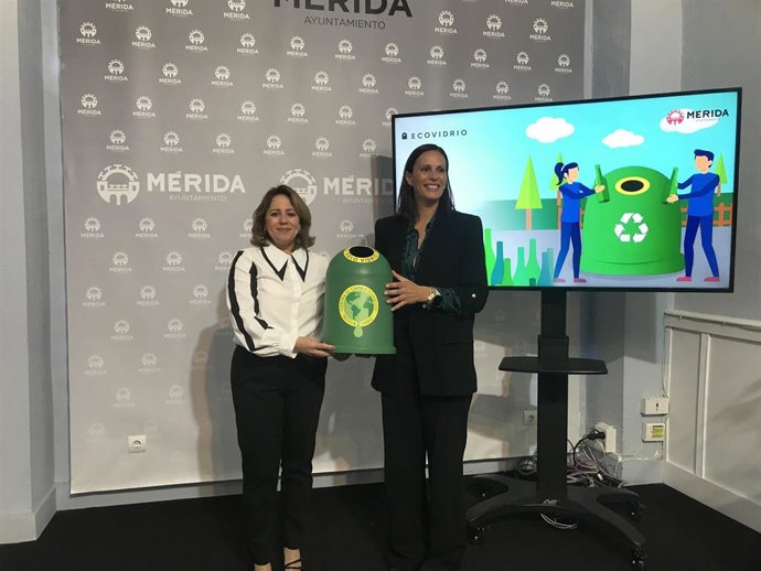 Archivo - La delegada de Limpieza, Ana Aragoneses, y la responsable en Andalucía y Extremadura de Ecovidrio, Coral Rojas Marcos, en la presentación de los resultados de la recogida de vidrio en Mérida en 2024
