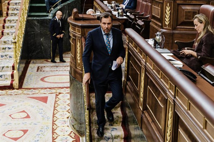 El ministro de Transportes, Óscar Puente, tras intervenir durante un pleno en el Congreso de los Diputados, a 10 de septiembre de 2025