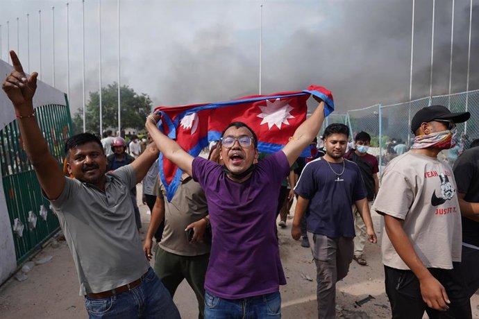 Imagen de archivo de varios manifestantes en Katmandú, la capital de Nepal.