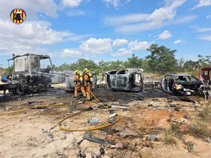 Un incendio calcina un camión y cuatro coches en un descampado de Riba-roja