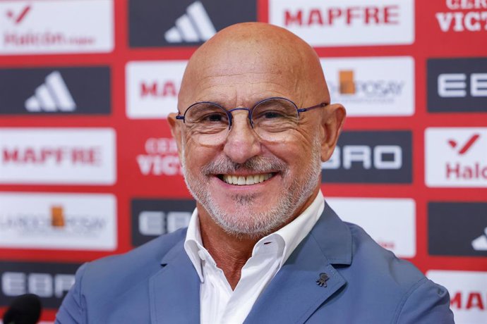 Luis de la Fuente, técnico da Espanha, participa de sua coletiva de imprensa para anunciar a lista de convocados para os jogos das eliminatórias da Copa do Mundo de 2026 contra a Bulgária e a Turquia na Ciudad del Futbol em 29 de agosto de 2025, em Las Ro