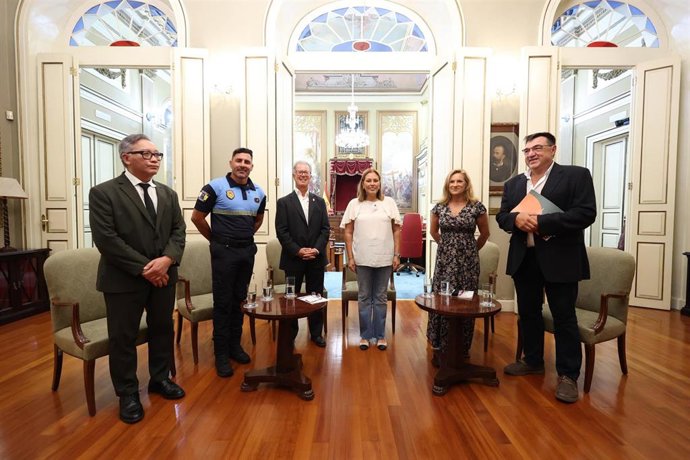 La presidenta del Parlamento de Canarias, Astrid Pérez (c), en una mesa redonda sobre salud mental infantojuvenil
