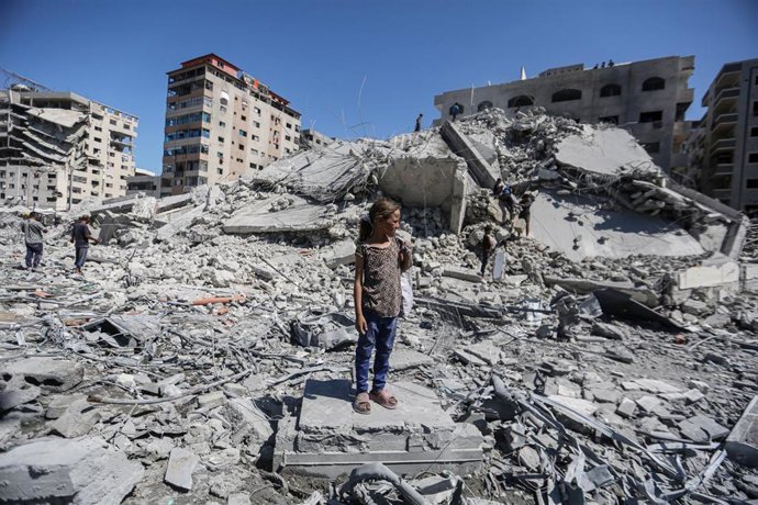 Escombros de una torre residencial bombardeada por el Ejército de Israel en ciudad de Gaza