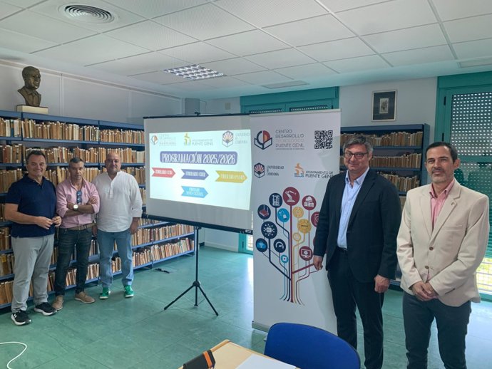 Autoridades asistentes a la presentación de la oferta formativa.