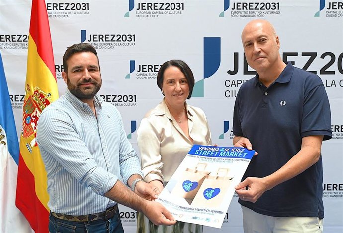 La delegada de Comercio y Consumo en el Ayuntamiento de Jerez de la Frontera (Cádiz), Nela García, el presidente de Adecosur, Juan García, y de Alberto de la Villa, gerente de Acoje, presentando 'Vendimia de Jerez Street Market'