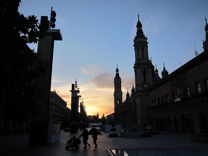 Archivo - Perfil Plaza del Pilar nocturna