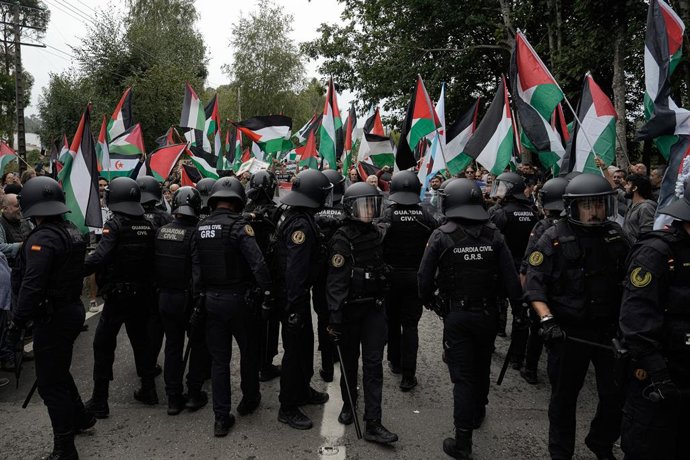 Dezenas de pessoas durante uma manifestação contra a participação de Israel na Vuelta Ciclista de España, no Alto de San Cosme em Mos, em 9 de setembro de 2025, em Pontevedra, Galícia (Espanha). Essas mobilizações se somam a outras que já foram realizadas