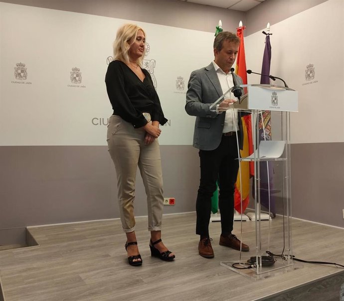 El alcalde de Jaén, Julio Millán, junto a la primera teniente de alcalde, María Espejo, en una reciente comparecencia.