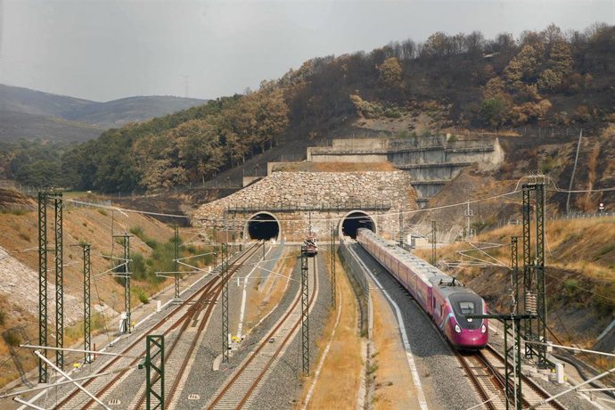Un tren de la línea AVE Madrid-Galicia a su paso por una zona quemada por los incendios, a 21 de agosto de 2025, en A Gudiña, Ourense