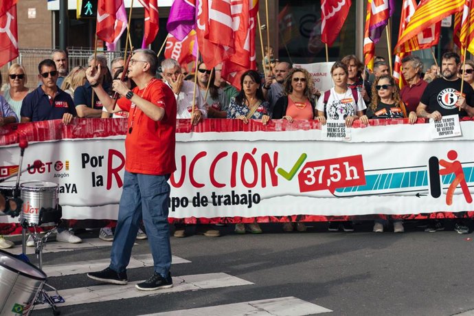 Los sindicatos exigen que se debata la reducción de jornada laboral y advierten de movilizaciones si se bloquea