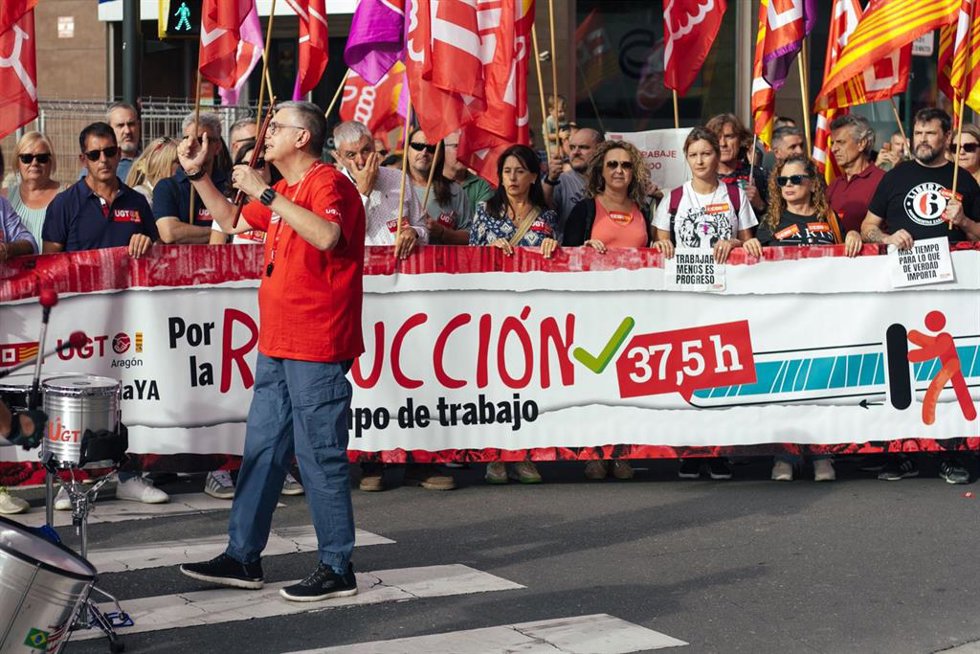 Los sindicatos exigen que se debata la reducción de jornada laboral y advierten de movilizaciones si se bloquea