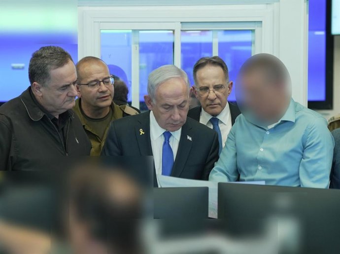 JERUSALÉM, 9 de setembro de 2025 -- O primeiro-ministro israelense Benjamin Netanyahu (C) e o ministro da Defesa Israel Katz (1º à esquerda) são vistos em um centro de comando em Israel em 9 de setembro de 2025. Israel lançou um ataque aéreo sem precedent