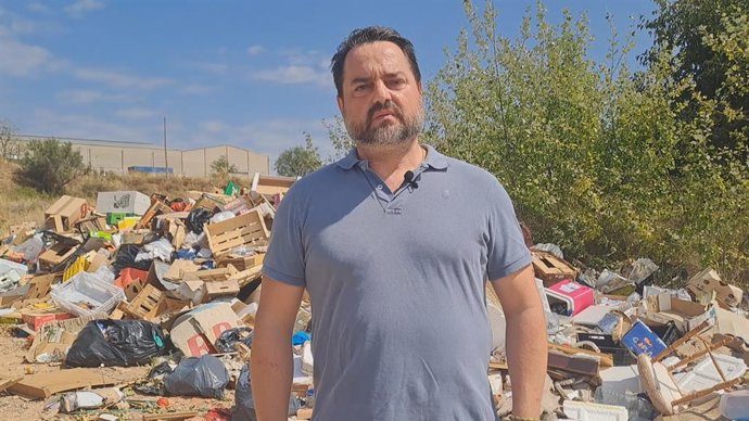 El diputado de Vox en las Cortes de Aragón, David Arranz, ha alertado, mediante un vídeo publicado en redes sociales, de la aparición de al menos dos grandes vertederos ilegales en las afueras de Tamarite de Litera