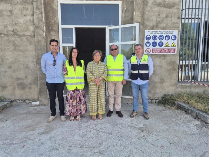 La delegada territorial de Inclusión Social, Familias e Igualdad de la Junta de Andalucía en Córdoba, Dolores Sánchez, visita las obras de adaptación del antiguo colegio de infantil de Belalcázar para su conversión en una nueva Unidad de Estancia Diurna.