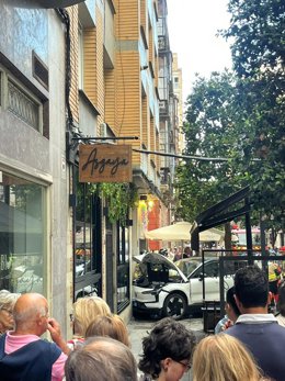 Imagen de un vehículo que arrolló una terraza hostelera, en Gijón.