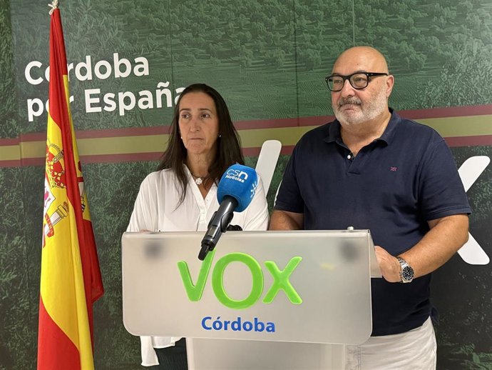 La presidenta de Vox Córdoba, Paula Badanelli, y el diputado autonómico Alejandro Hernández en la rueda de prensa.