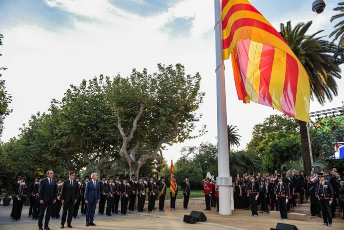 Hissada de la 'senyera' en el Parlament amb el president de la Generalitat, Salvador Illa, l'alcalde de Barcelona, Jaume Collboni, i el president del Parlament, Josep Rull