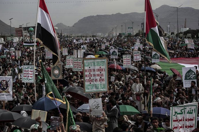 ARQUIVADO - 29 de agosto de 2025, Iêmen, Sanaa: Os combatentes e apoiadores Houthi do Iêmen realizam uma manifestação contra os Estados Unidos e Israel após os recentes ataques aéreos israelenses na capital do Iêmen e as operações militares em andamento d