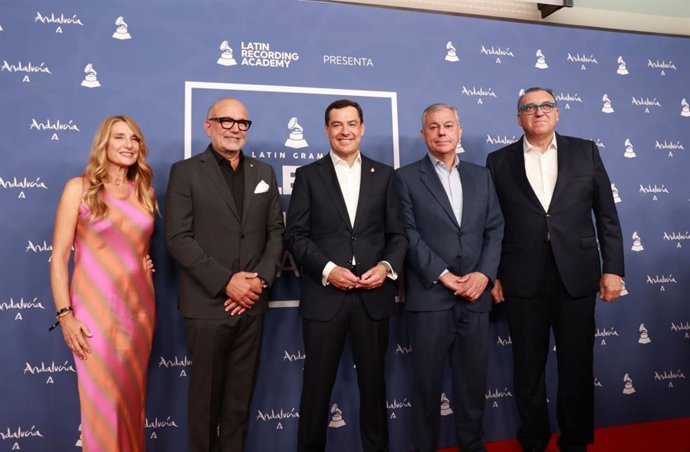 El presidente de la Junta de Andalucía, Juanma Moreno, (c) en el evento 'Latin Grammy Celebra: La Música de Andalucía'.