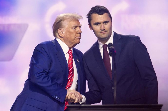 Archivo - Arquivo - 22 de dezembro de 2024 - Phoenix, Arizona, EUA - DONALD TRUMP e CHARLIE KIRK, fundador do AmericaFest 2024 da Turning Point USA.