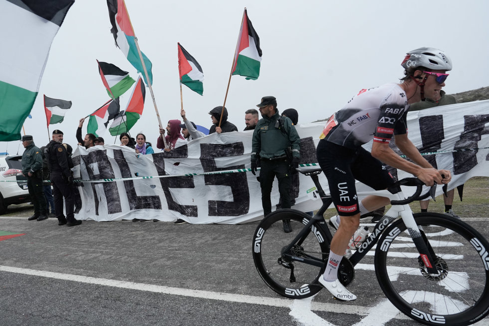 Decenas de personas durante una concentración contra la participación de Israel en la Vuelta Ciclista de España, en el Alto Alto da Groba, a 9 de septiembre de 2025, en Baiona, Pontevedra, Galicia (España).