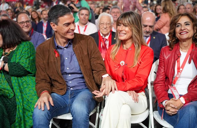 Archivo - Arquivo - O presidente do governo, Pedro Sánchez, e sua esposa Begoña Gómez durante a cerimônia de encerramento do 41º Congresso Federal do PSOE no Palacio de Congresos y Exposiciones. Em 1º de dezembro de 2024, em Sevilha, Andaluzia (Espanha). 