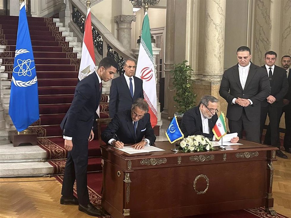 El director general del OIEA, Rafael Grossi, y el ministro de Exteriores de Irán, Abbas Araqchi, firman un acuerdo de cooperación en Egipto