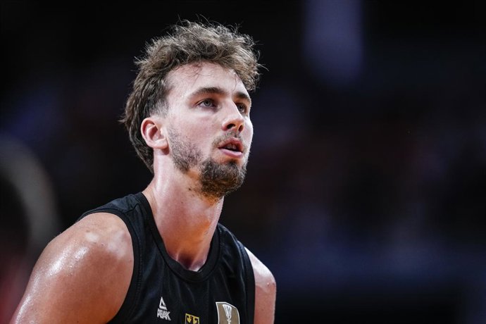 Franz Wagner, da Alemanha, observa durante o Torneio Cidade de Madri, partida de basquete disputada entre Espanha e Alemanha na Madrid Arena, em 21 de agosto de 2025, em Madri, Espanha.