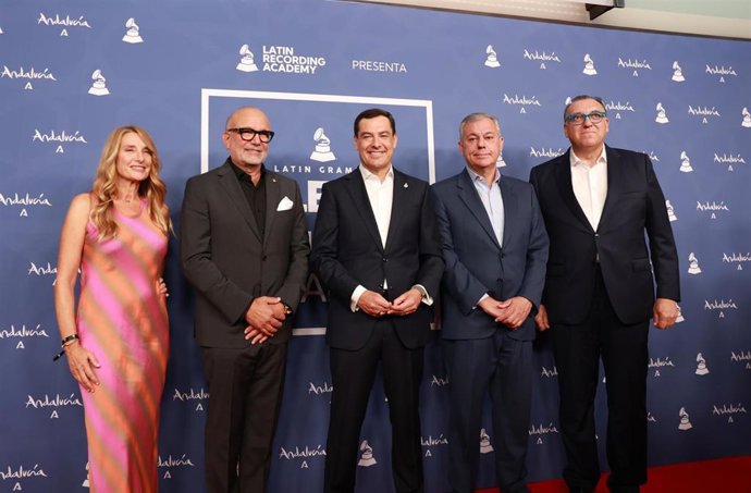 El CEO de los Latin Grammy, Manuel Abud (1i), el presidente de la Junta de Andalucía, Juanma Moreno (c), el alcalde de Sevilla, Jose Luis Sanz (2d), y el consejero de cultura y Andalucía exterior, Arturo Bernal (1d) en el photocall de la gala.