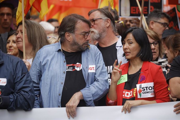 Archivo - Arxivo - El secretari general d'UGT de Catalunya, Camil Ros i la secretària general de CC.OO. de Catalunya, Belén López, durant la manifestació pel Dia del Treballador, a 1 de maig de 2025, a Barcelona, Catalunya (Espanya). Els sindicats UGT i C