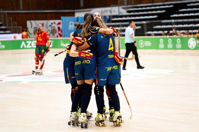 La selección española femenina de hockey sobre patines celebra un gol durante un partido.