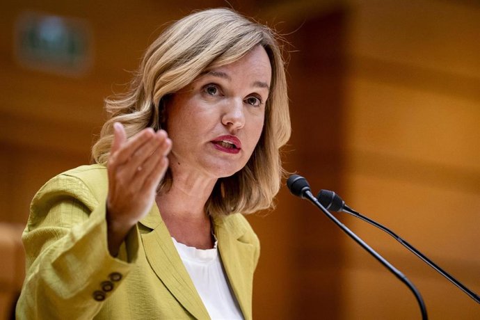 La ministra de Educación, Formación Profesional y Deportes, Pilar Alegría, interviene durante una sesión de control al Gobierno.