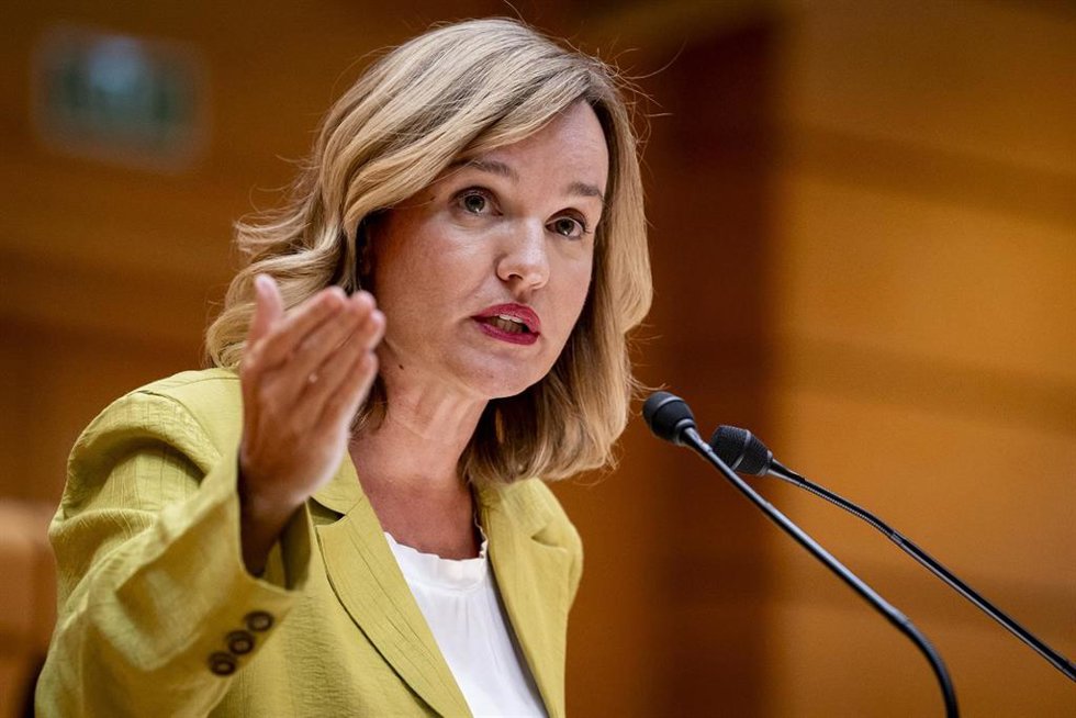 La ministra de Educación, Formación Profesional y Deportes, Pilar Alegría, interviene durante una sesión de control al Gobierno.