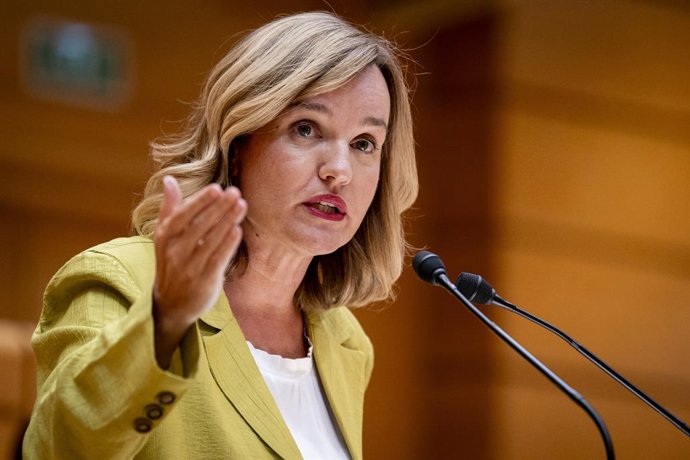 A Ministra da Educação, Formação Profissional e Esporte, Pilar Alegría, fala durante uma sessão de controle do governo no Senado, em 9 de setembro de 2025, em Madri (Espanha). O governo enfrenta perguntas da oposição sobre o