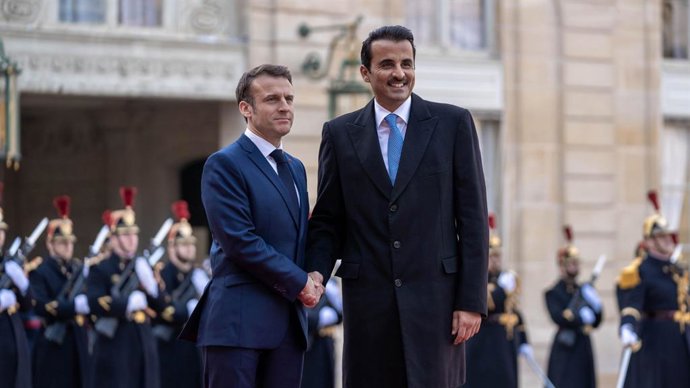 Archivo - February 28, 2024, France: French President Emmanuel Macron welcomes Qatar s Emir Sheikh Tamim bin Hamad al-Thani during an official visit to the Elysee Palace, on 28 February 2024