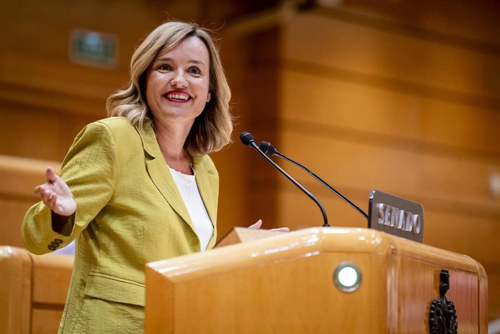 La ministra de Educación, Formación Profesional y Deportes, Pilar Alegría, interviene durante una sesión de control al Gobierno.
