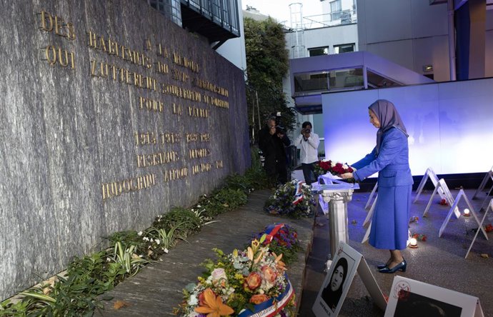 26 de agosto de 2025, Paris, França: Maryam Rajavi deposita rosas no muro do memorial do 17º distrito de Paris em homenagem aos residentes do 17º arrondissement que lutaram e morreram pela França na Primeira e na Segunda Guerra Mundial. A prefeitura do 17