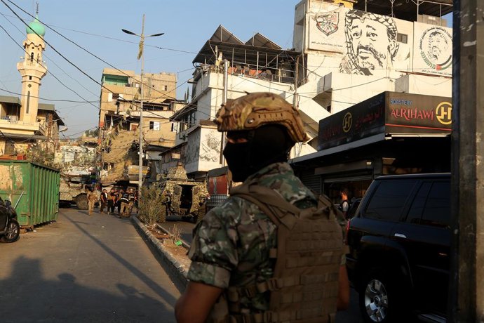 21 de agosto de 2025, Beirute, Beirute, Líbano: Soldados do exército libanês protegem a entrada dos campos de refugiados palestinos de Burj al-Brajneh, quando as facções palestinas começaram a fazer entregas de acordo com um plano do governo para colocar 