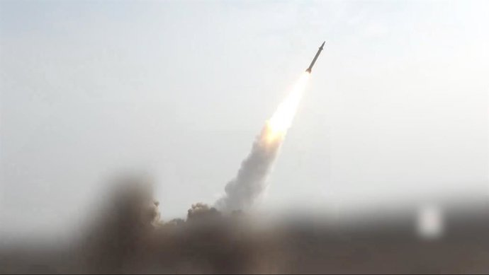 Archivo - SANAA, 26 de junho de 2024 -- A captura de tela de um vídeo divulgado pelo grupo Houthi do Iêmen em 26 de junho de 2024 mostra que um míssil hipersônico é lançado de uma área desértica não revelada no Iêmen. O grupo Houthi do Iêmen disse na quar