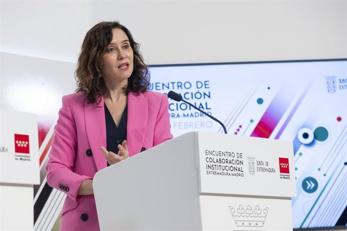 Archivo - La presidenta de la Junta de Extremadura, María Guardiola, se reúne con la presidenta de la Comunidad de Madrid, Isabel Díaz Ayuso, en la primera jornada de su viaje institucional a Extremadura