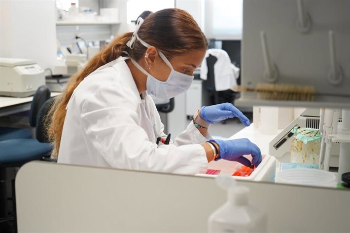 Una investigadora durante su jornada laboral en Madrid