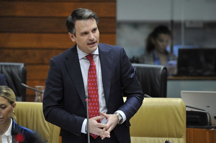 Archivo - Imagen de archivo del consejero de Presidencia, Interior y Diálogo Social, Abel Bautista, en un pleno de la Asamblea