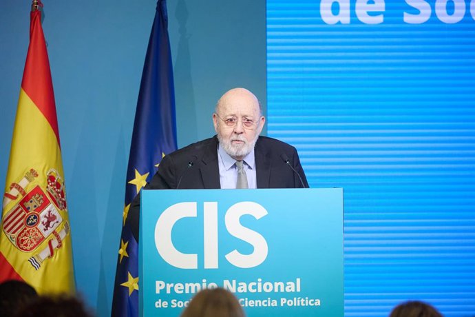 Archivo - Arquivo - O presidente do CIS, José Felix Tezanos, durante a entrega do "Prêmio Nacional de Sociologia e Ciência Política 2024" ao professor de Ciência Política e Administração da Universidade de Valência, Pablo Oñate, na Galería de las CIS.