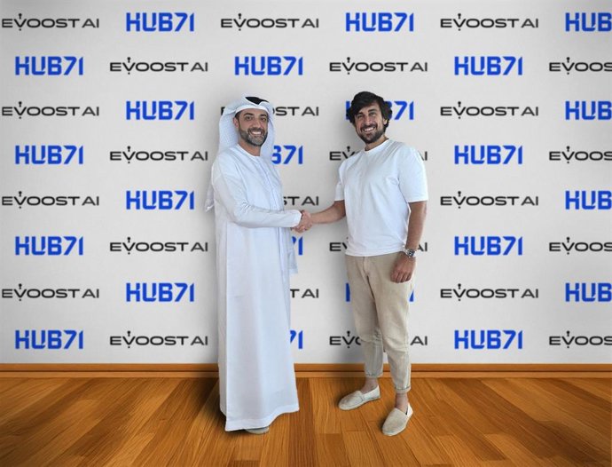 Mohammed Alkhoory, director de Marketing de Hub 71, y Cristian G Pastrana, cofundador y CEO de eVoost AI.